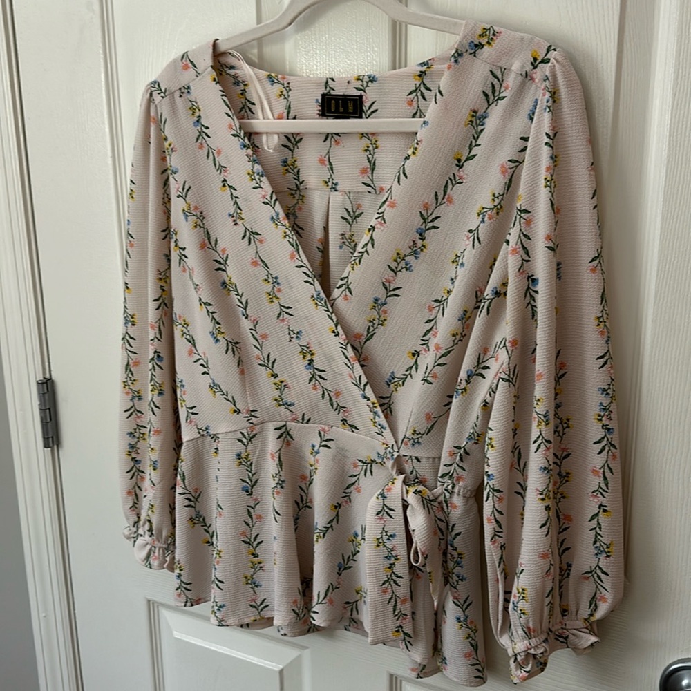 SOLD 💚 OLM Light Pink Floral Wrap Flattering Peplum Top L - Picture 4 of 11